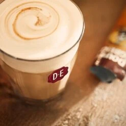 Douwe Egberts Verwenkoffie Latte Caramel Oploskoffie - 5 X 8 Zakjes -Koffie Discountwinkel 1200x1200 301